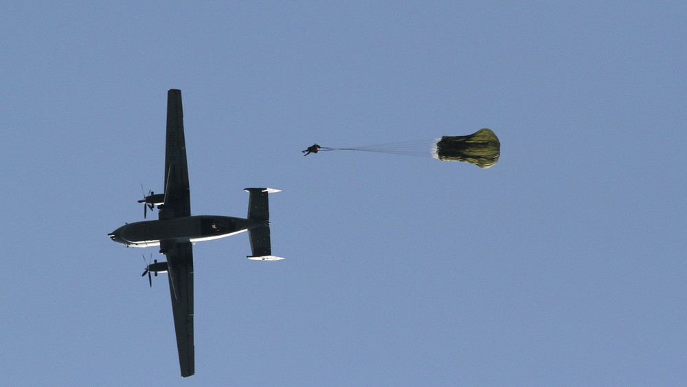 Rund 100 Soldatinnen und Soldaten springen bei der Übung aus gerade mal 400 Metern Höhe ab.