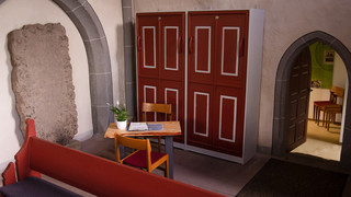 Kirche statt Hotel in Spangenberg: Klapp-Betten gegenüber vom Altar