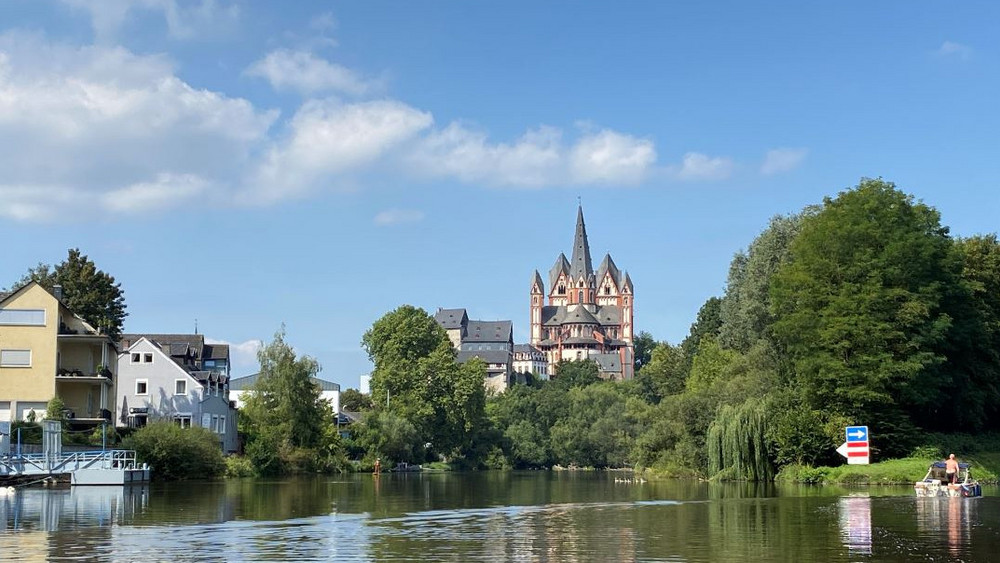 Limburg an der Lahn vom Fluß aus gesehen.