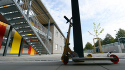 Mädchen in Langen von herunterfallendem Roller verletzt