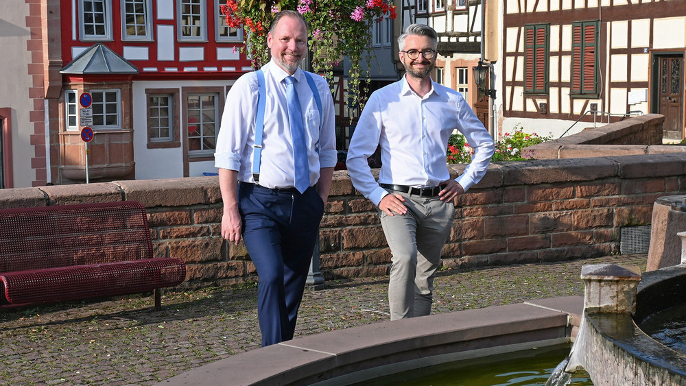 Gelnhausens Bürgermeister Christian Litzinger und Markus Loll von den Stadtwerken am vorgesehenen Standort für den Trinkwasserbrunnen.