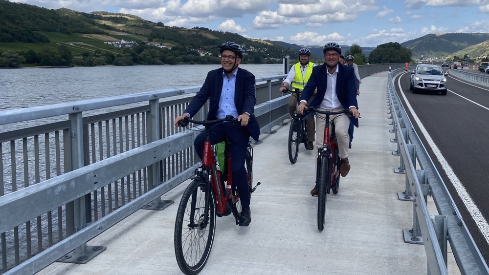 Hessens Verkehrsminister Tarek Al-Wazir fährt den frisch eröffneten Fahrradweg an der B42 Probe.