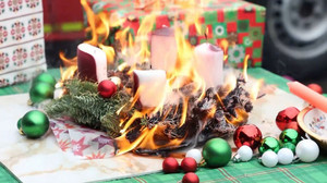 Damit nur die Kerzen brennen: Feuerwehr gibt Tipps für Weihnachtsbaum und Adventskranz