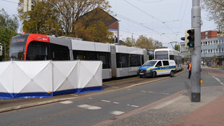 Tödlicher Unfall: Straßenbahn erfasst 73-Jährige