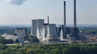 Spektakuläre Bilder: Zwei Kühltürme von altem Kraftwerk gesprengt