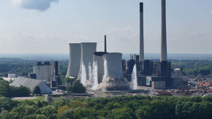 Spektakuläre Bilder: Zwei Kühltürme von altem Kraftwerk gesprengt