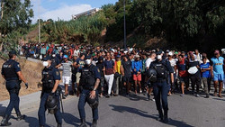 Spanien bringt Hunderte Migranten vom Strand in Ceuta in Notunterkünfte