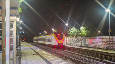 Bahnmitarbeiter nach Sturz aus Zug außer Lebensgefahr