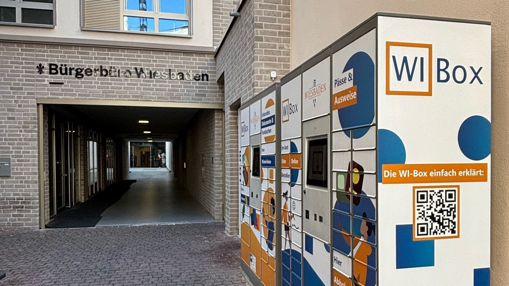 Die WI-Box vor dem Bürgerbüro in Wiesbaden.