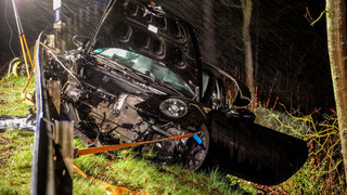 Porsche prallt in Schlitz gegen Baum, Fahrer flüchtet, 92.000 Euro