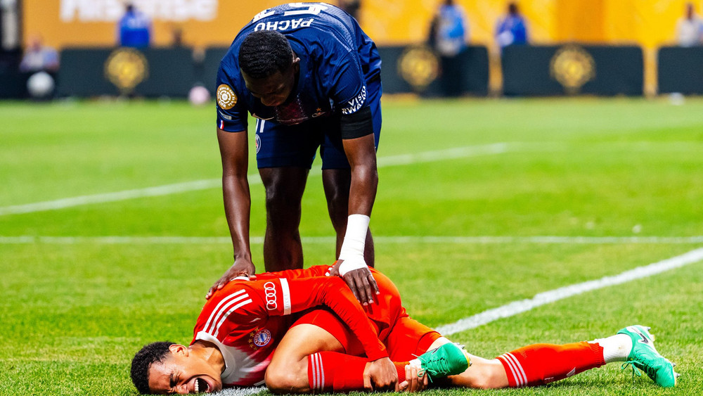 Jamal Musiala kurz nach dem Zusammenprall mit PSG-Torhüter Gianluigi Donnarumma.