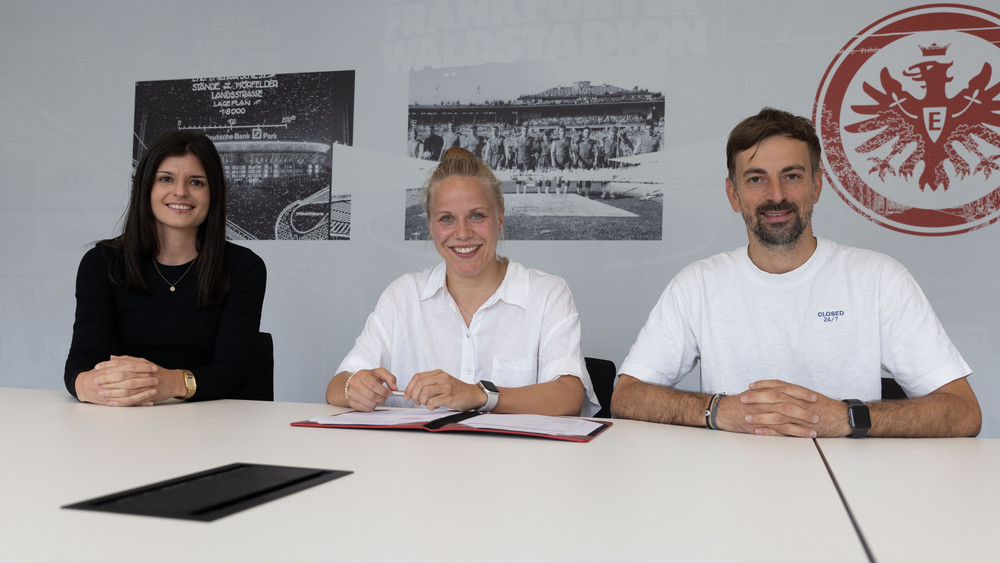 Pia-Sophie Wolter bei der Vertragsunterschrift mit der technischen Direktorin Katharina Kiel und dem sportlichen Leiter und Cheftrainer Niko Arnautis.