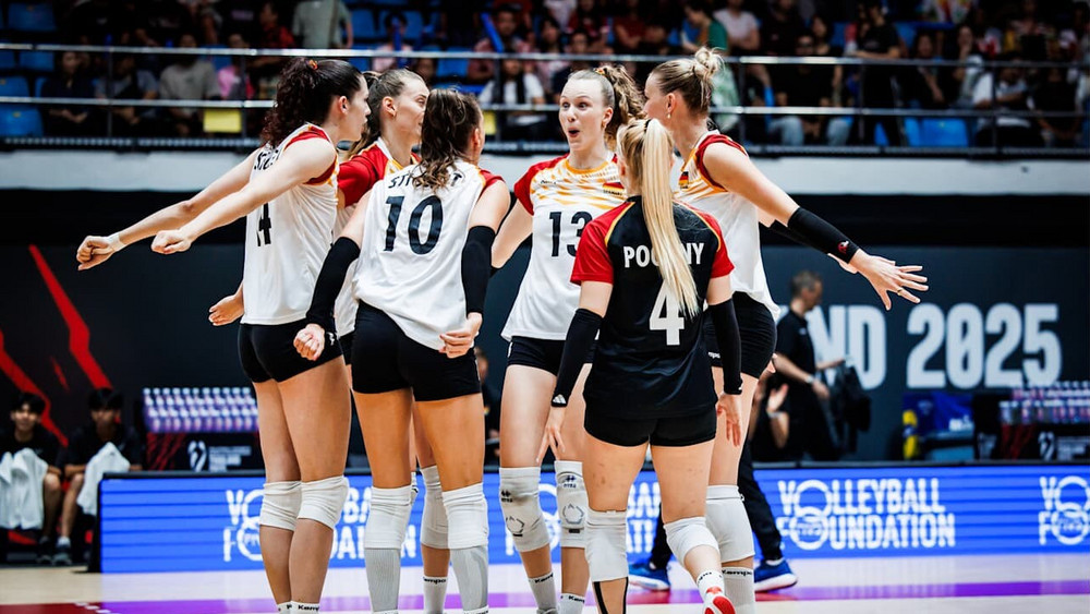 Das DVV-Team jubelt über den Auftaktsieg bei der WM in Thailand.