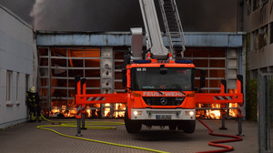 Feuer in Walldorf: Halle von Wäscherei durch Brand zerstört