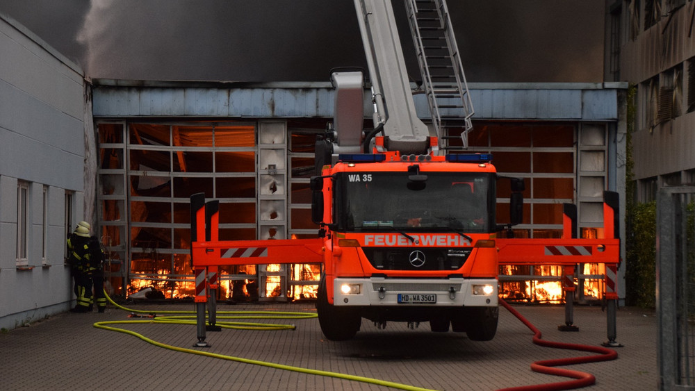Bei einem Feuer in Walldorf im Rhein-Neckar-Kreis ist eine Wäscherei teilweise zerstört worden.