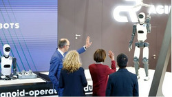 Merz an Messestand als "Herr Merkel" begrüßt