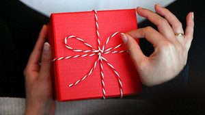 2.000 Euro im Jahr: Warum wir uns selbst Geschenke kaufen