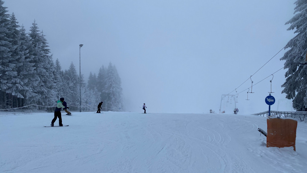 Auf der Wasserkuppe in Osthessen liegt genug Schnee um am Wochenende eine Runde Ski zu fahren (Archivbild). 