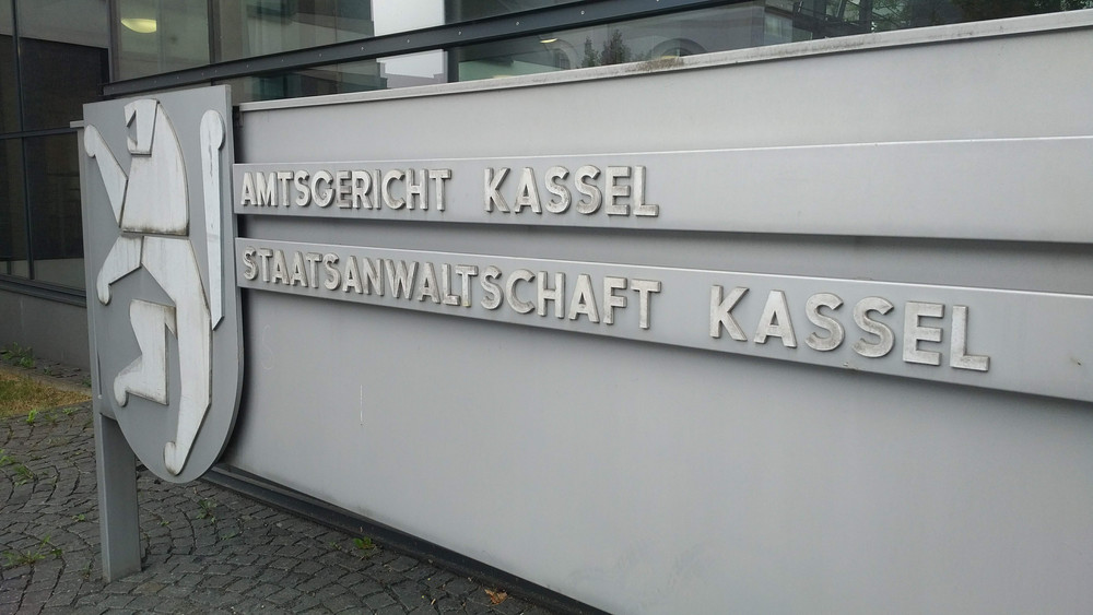 Weil er durch Kassel gerast sein und bei einem Unfall einen Mann schwer verletzt haben soll, muss sich ein 38-Jähriger vor dem Amtsgericht in Kassel verantworten (Symbolbild).