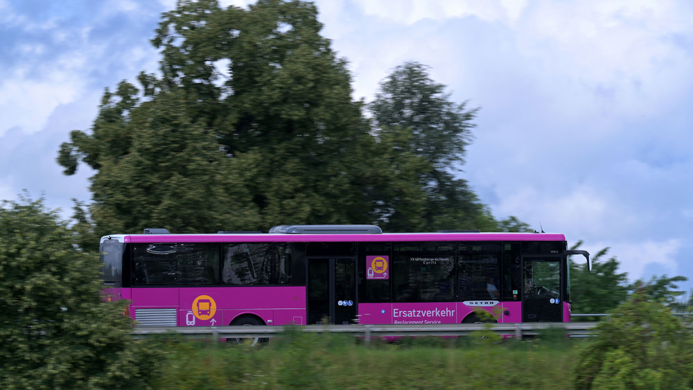 Polizei sucht flüchtige Radfahrerin: Frau in Linienbus bei Vollbremsung schwer verletzt