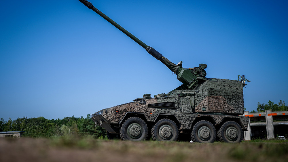 Die Haubitze - ein 155-mm-Geschütz auf einem gepanzerten Radfahrzeug mit vier Achsen («8x8»)