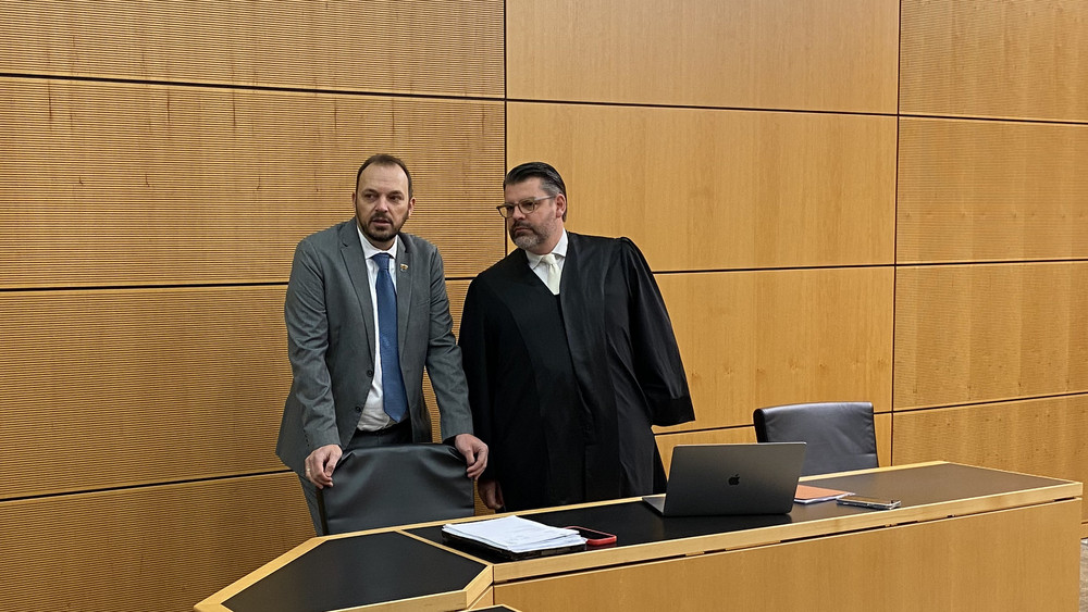 Der Pfungstädter Bürgermeister Patrick Koch (links) im Gespräch mit seinem Verteidiger.