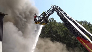 Große Rauchsäule: Reifenlager in Niedernhausen brennt