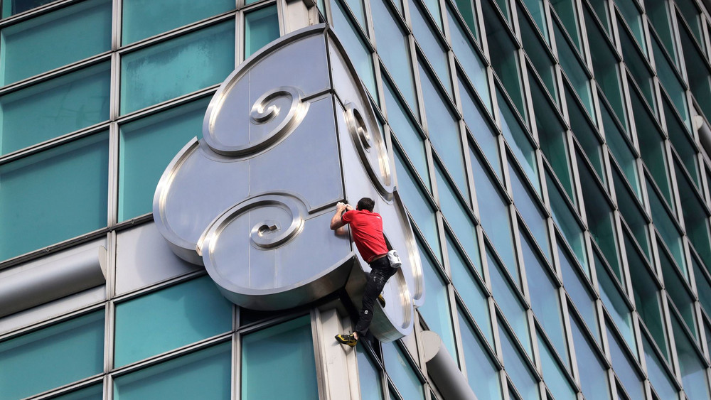 Freeclimber Honnold klettert auf Wolkenkratzer