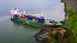 Containerschiff im Vorgarten: Mann am Steuer wohl eingeschlafen