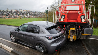 Autofahrerin hatte Glück: Diesellok erfasst Wagen an Bahnübergang
