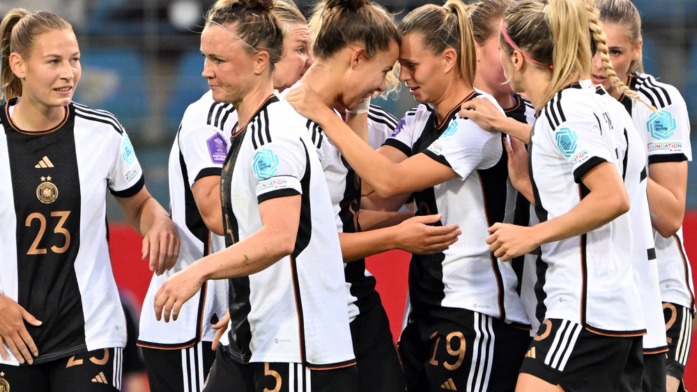 Torschützin Klara Bühl bejubelt ihr Tor zum 1:0 mit ihren Mitspielerinnen.