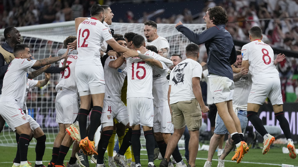 Der FC Sevilla hat zum siebten Mal in seiner Vereinsgeschichte die Europa League gewonnen - im Elfmeterschießen gegen den AS Rom.