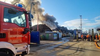 Feuer auf Recyclinghof in Mannheim - Rauch über Stadtgebiet