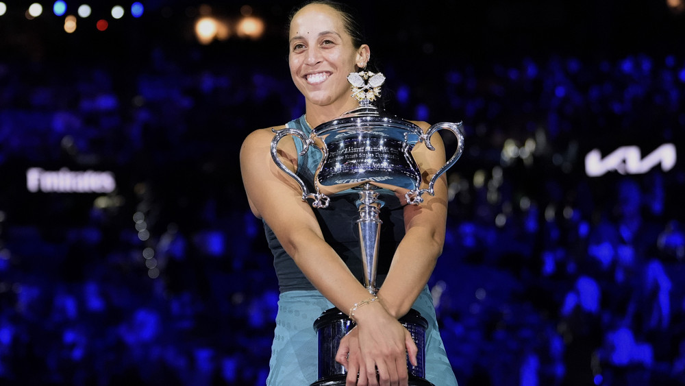 Madison Keys umarmt den Daphne Akhurst Memorial Cup nach ihrem Sieg.