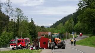 30 Verletzte bei Unfall mit Maiwagen in Kandern in Südbaden