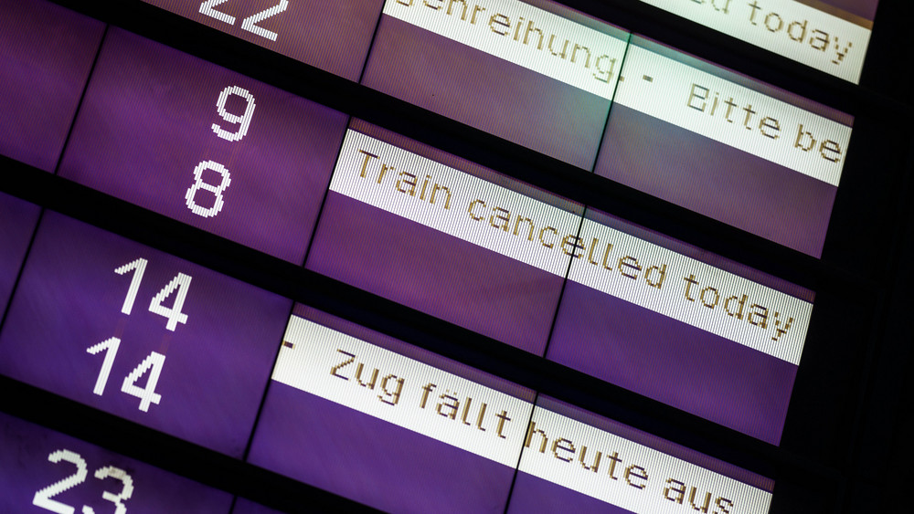 Eine Hinweistafel weist im Frankfurter Hauptbahnhof auf Züge hin, die nicht fahren. Die Lokführergewerkschaft droht mit neuen Streiks, sollten die neuen Tarifgespräche mit der Deutschen Bahn scheitern (Symbolbild).
