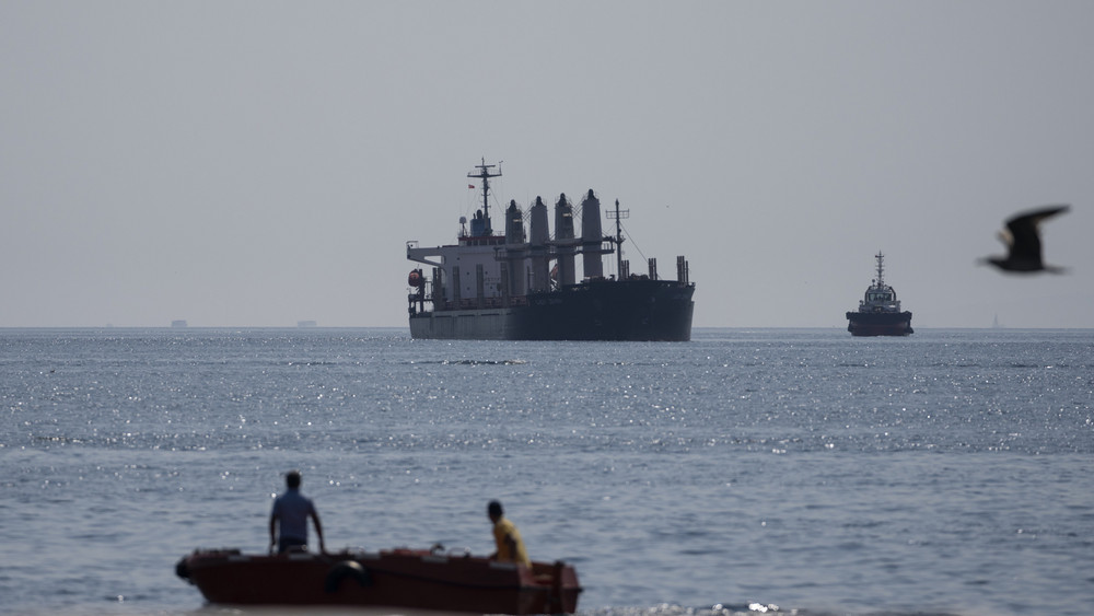 Das mit Getreide beladene Frachtschiff «Lady Zehma» ankert im Marmarameer.Fast ein Jahr nach seinem Inkrafttreten läuft an diesem Montag das Abkommen zur Verschiffung von ukrainischem Getreide über das Schwarze Meer aus. 