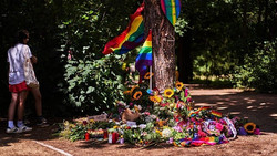 Berlin enthüllt Regenbogenbank für Opfer des CSD-Angriffs