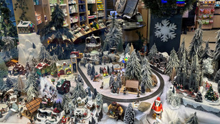 St. Martin Apotheke in Fritzlar mit weihnachtlichem Schaufenster