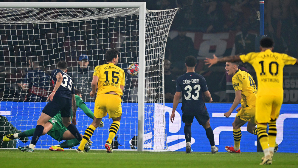 Dortmunds Mats Hummels köpft im Halbfinal-Rückspiel gegen Paris Saint-Germain den Treffer zum 1:0.