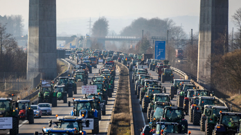 Rund 400 Traktoren haben bei der Demo die A66 zeitweise komplett blockiert. 