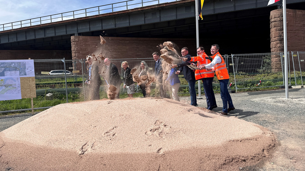 Der erste symbolische Spatenstich für die Erneuerung der A4 im Bereich Bad Hersfeld-West wurde heute gesetzt. 