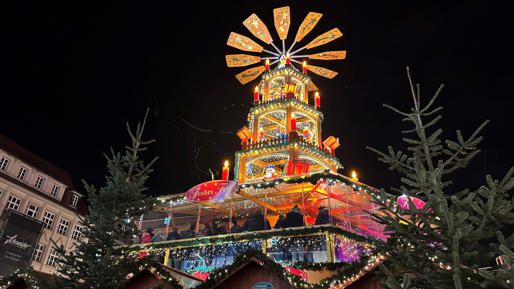 Unbesorgt den Weihnachtsmarkt samt Glühwein genießen und dann mit dem Bus nachhause fahren: Die RhönEnergie sorgt für mehr Busse an den kommenden Adventssamstagen.