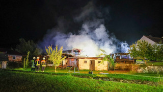 Scheune in Neuhof brennt ab - Strohballen entzündeten sich wohl selbst