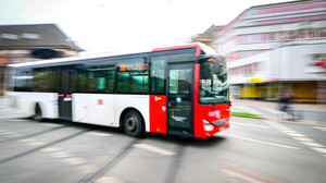 Hanau: Kinderwagen kippt in Linienbus um - Baby verletzt