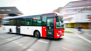 Hanau: Kinderwagen kippt in Linienbus um - Baby verletzt