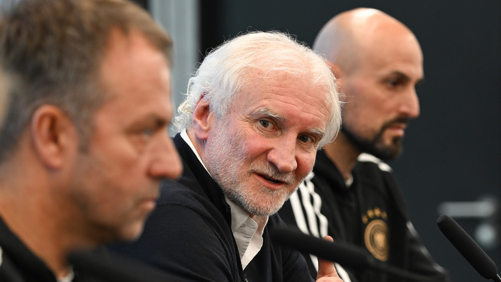 Bundestrainer Hansi Flick, DFB-Sportdirektor Rudi Völler und Antonio Di Salvo, U21-Trainer, sprechen auf einer Pressekonferenz des Deutschen Fußball-Bundes (DFB) im DFB-Campus.