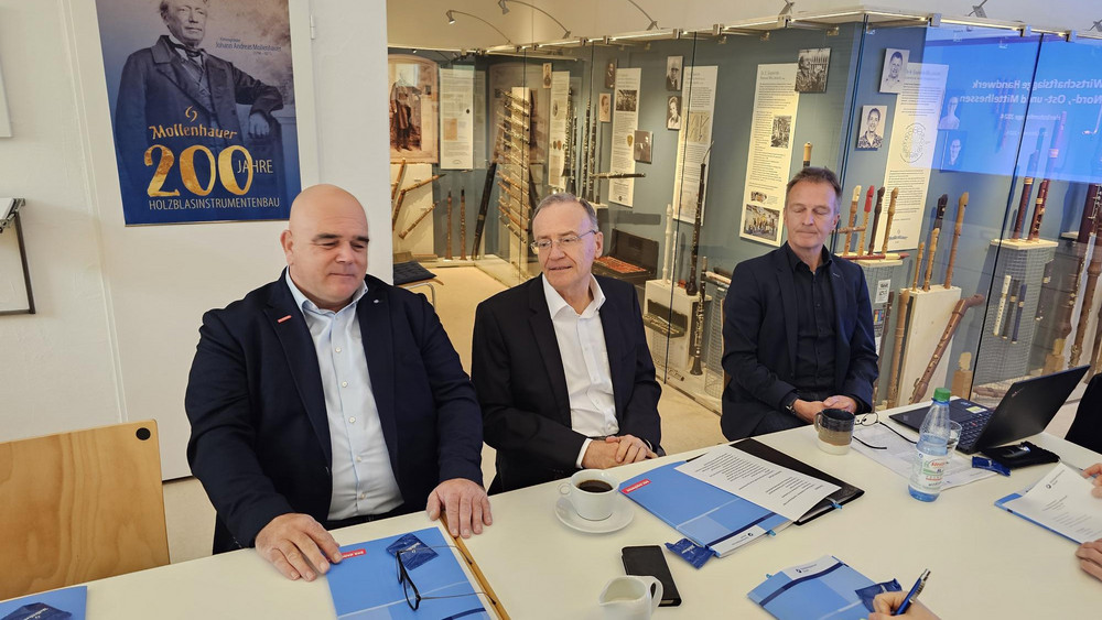 Kreishandwerksmeister Thorsten Krämer, der Präsident der Handwerkskammer Kassel, Frank Dittmar und Dr. Matthias Joseph (v.l.) bei der Vorstellung der Konjunkturumfrage in den Räumen der Conrad Mollenhauer GmbH in Fulda. 