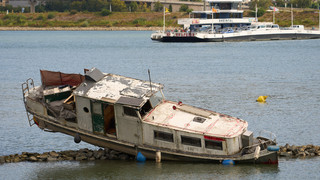 Gesunkene Jacht im Rhein wird zur Attraktion