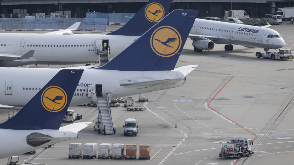 Flieger der Lufthansa stehen auf dem Rollfeld. 